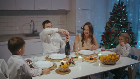 Large-caucasian-family-celebrating-thanksgiving-day-chatting-at-dinner-party-table-while-eating-roasted-turkey-and-salads---celebration-concept.-High-quality-4k-footage